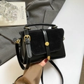 Borsa a tracolla minimalista in pelle nera con patchwork in pelle scamosciata e metallo - Nero