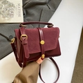 Elegante borsa a tracolla bordeaux in pelle e camoscio con dettagli dorati - Rosso