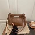Borsa vintage marrone in pelle PU con borchie dorate e manico ritagliato per l'autunno - Marrone