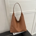 Grand sac fourre-tout marron en similicuir tressé avec fermeture magnétique chic - Fauve
