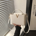 Borsa a secchiello bianca minimalista con logo a V dorato e tracolla regolabile - Bianco Sporco
