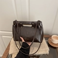 Borsa tote marrone scuro in finta pelle con rivetti dorati e manico traforato - Marrone