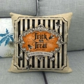 Housse de coussin Halloween en lin Trick OR Treat avec cadre orange sur canapé gris - 45x45cm / Texte Halloween Mouche (2)
