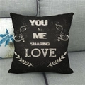 Detail van zwarte linnen kussensloop met witte YOU & ME SHARING LOVE print op grijze bank - You & Me Sharing Love Stijl (2) / 45*45cm (Zonder Kern)