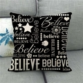 Detail van linnen kussenhoes met Believe-tekst en zwarte sterren op een grijze bank - Believe Vogel & Sterren Stijl (4) / 45*45cm (Zonder Kern)