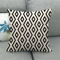 Gros plan de la texture de la housse de coussin géométrique noire et blanche - 45x45 cm / Diamant Géométrique Noir et Blanc (1)