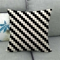 Housse de coussin en lin avec motif géométrique zigzag noir et blanc sur canapé - 45x45 cm / Motif Zigzag Noir et Blanc (2)