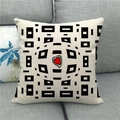 Détail de la taie d'oreiller en lin avec motif géométrique et cœur rouge sur un canapé - 45x45 cm / Cœur Rouge Rayonnant Géométrique (3)