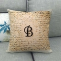 Vintage-Kissenbezug aus Leinen mit kalligrafischer Schrift auf grauem Sofa - Buchstabe CB Stil (2)