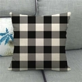Détail de la texture de la housse de coussin en lin à carreaux noir et blanc sur canapé - 45x45 cm / Grand Plaid Noir et Blanc (4)