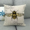 Detail van linnen kussenhoes met vintage Bee Happy illustratie en handschriftstijl - Vintage Bij Happy Stijl (1)