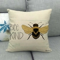 Detail van bijenillustratie en Bee Kind belettering op linnen kussensloop - Artistieke BEE KIND Bij Stijl (3)