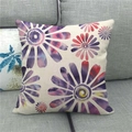 Detailopname van linnen kussenhoes met grove textuur en abstract bloemmotief - Paarse Aquarel Kunstbloem (2)