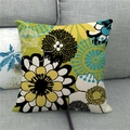 Detailopname van geometrische bloemen linnen kussensloop met natuurlijke textuur op de bank - Lichtgroen Meerblauw Abstract Bloemmotief (9)