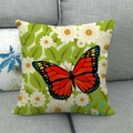 Detalle de funda de cojín de lino con mariposa roja vibrante y flores blancas - 45x45 cm / Estilo de Margarita Mariposa Roja Naranja (1)