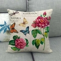 Funda de cojín de lino con mariposas vintage y rosas rojas en un sofá gris - 45x45 cm / Ilustración Vintage Mariposa Floral (2)