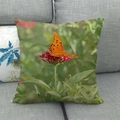 Detalle de la funda de cojín de lino con impresión digital de mariposa y flores naturales - 45x45 cm / Mariposa Naranja Racimo de Flores (3)