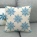 Funda de cojín de lino con diseño de mandala azul sobre un sofá gris decorativo - 45x45 cm / Estilo Mandala De Copo De Nieve Azul (4)