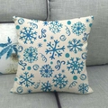 Funda de cojín de lino con estampados de copos de nieve azules en un sofá gris - 45x45 cm / Estilo De Remolino De Copo De Nieve Azul (2)