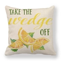 Dettaglio della fodera per cuscino in lino con stampa di limone e testo decorativo - Slogan Take The Wedge Off (3)
