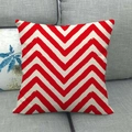 Quadratischer Kissenbezug aus Leinen mit rotem Zickzackmuster auf grauem Sofa - Rot-Weißes Zickzackmuster (2) / 45x45cm