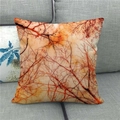 Dettaglio della fodera per cuscino in lino con foglie autunnali su divano grigio - 45x45cm / Rami Astratti Arancione Caldo(2)