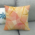 Gros plan du motif de feuilles d'érable sur taie d'oreiller en lin à texture tissée - 45x45cm / Nervures Entrelacées Tricolores(6)