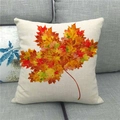 Housse de coussin en lin avec motif de feuilles d'érable sur un canapé gris - 45x45cm / Groupe de Feuilles d'Érable Empilées(7)