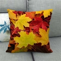 Détail macro du motif feuille d'érable d'automne sur la housse de coussin en lin - 45x45cm / Feuilles d'Automne Haute Saturation(8)