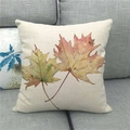 Détail de la housse de coussin en lin avec feuilles d'érable sur canapé gris - 45x45cm / Érable Double Aquarelle(10)