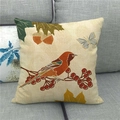 Détail d'une taie d'oreiller en lin avec oiseaux et baies rouges sur motif d'automne - 45x45cm / Oiseau Rouge et Baies(11)