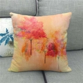 Gros plan d'une taie en lin avec imprimé érable d'automne sur canapé en tissu gris - 45x45cm / Arbre Artistique Abstrait(14)