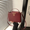Elegante borsa a mano bordeaux in pelle martellata con fibbia a V dorata e manico - Rosso
