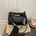 Borsa tote nera lucida di grande capacità con dettagli di borchie dorate - Nero