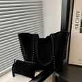 Detail der schwarzen Wildleder-Tote-Bag mit Nieten und passender Innentasche im Set - Schwarz