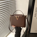 Borsa a secchiello minimalista marrone scuro motivo litchi con logo V dorato e tracolla - Marrone
