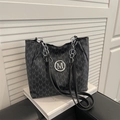 Borsa tote in pelle nera con goffratura M e grande logo argento su libri bianchi - Nero