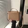 Petit sac seau en cuir beige foncé avec boucle en V dorée et bandoulière réglable - Kaki