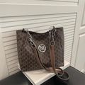 Borsa tote vintage marrone scuro con stampa monogramma M e tracolla a catena - Marrone