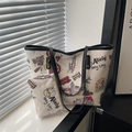 Grand sac cabas en toile crème avec anses en cuir noir et motifs graffiti chic - Noir