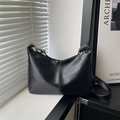 Bolso de hombro minimalista en cuero negro con costuras verticales y cremallera dorada - Negro