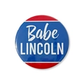Detail eines 58mm Babe Lincoln Patrio-Buttons mit Glanzfinish und US-Farbschema - Babe LINCOLN Stil (Stil 6)