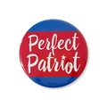 Nahaufnahme der 58mm Blech-Anstecknadel zum Unabhängigkeitstag mit Perfect Patriot Aufdruck - Perfect Patriot Stil (Stil 10)