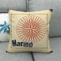 Détail d'une taie en lin avec boussole rouge et impression de texte Marine - Style Boussole Marine (5)