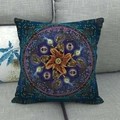 Macro detail van geometrisch mandala patroon op linnen kussensloop met stofstructuur - Vierarmige Godin Stijl (15)