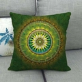 Detailopname van linnen kussenhoes met groene mandala print op een grijze bank - Groen Mandala Stijl (18)