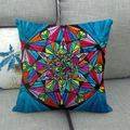 Detailopname van geometrisch mandala-patroon op linnen kussensloop met strakke naden - Geometrische Kunst Stijl (19)