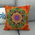 Gedetailleerde textuur van oranje linnen kussensloop met mandala libelle en bloemen - Libel Mandala Stijl (23)