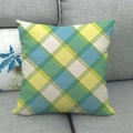 Nahaufnahme von geometrischem Kissenbezug mit Karomuster auf einem grauen Sofa - Blau Grün Gelb Köper-Karomuster Stil (4)