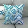 Housse de coussin minimaliste en lin bleu et crème avec motifs géométriques sur canapé - 6
